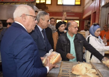 محافظ بورسعيد و رئيس جهاز حماية المستهلك يتفقدان المخابز لمتابعة تطبيق قرار أسعار الخبز السياحي 34 - جريدة المساء