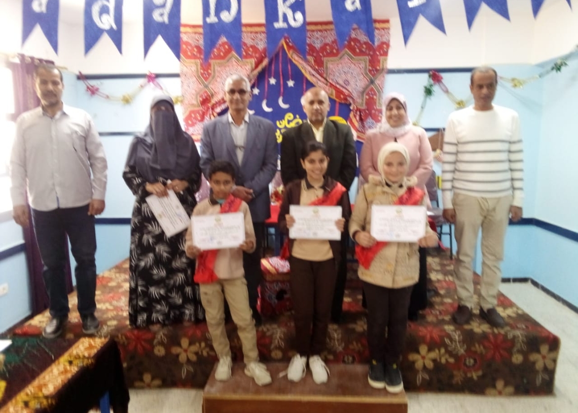 ووكيل وزارة تعليم مطروح يكرم مدرسة الضبعة البحرية الابتدائية أول المحافظة بمسابقة أوائل الطلاب 18 - جريدة المساء