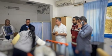 وكيل وزارة الصحة بمطروح يتابع حالة المصابين فى حادث انقلاب ميكروباص بالكيلو ٤٣ شرق مطروح 1 - جريدة المساء