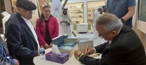 "زايد" يوقع أحدث كتبه فى جناح مؤسسة العويس بمعرض أبوظبى للكتاب 23 - جريدة المساء