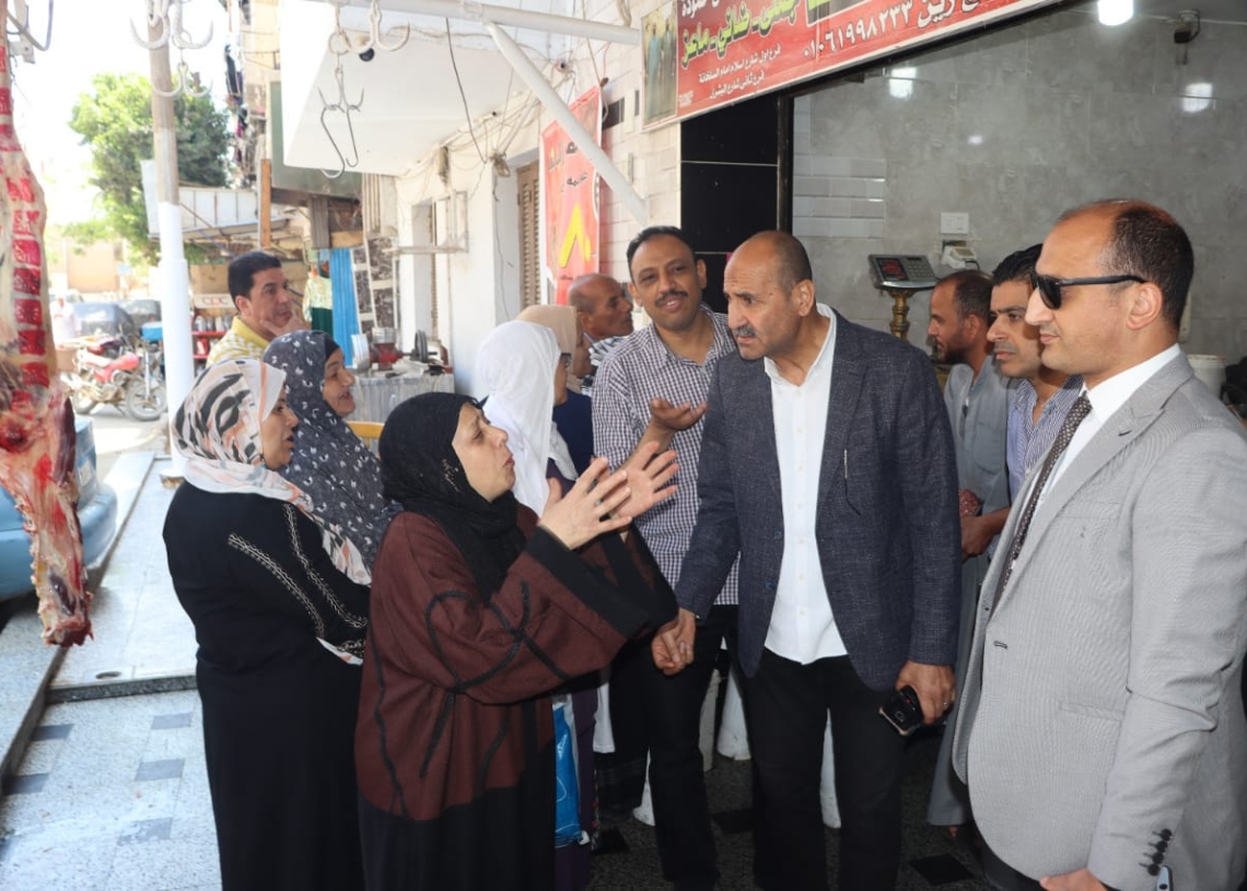 السكرتير العام المساعد لبني سويف  يقوم بجولة ميدانية لمتابعة تنفيذ مبادرة تخفيض أسعار السلع والمأكولات الشعبية  بالمحال التجارية والمطاعم .  19 - جريدة المساء