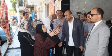 السكرتير العام المساعد لبني سويف  يقوم بجولة ميدانية لمتابعة تنفيذ مبادرة تخفيض أسعار السلع والمأكولات الشعبية  بالمحال التجارية والمطاعم .  1 - جريدة المساء