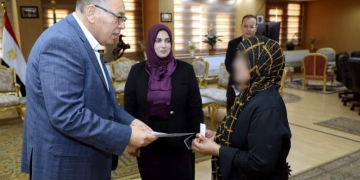 مراعاة لظروفها الإجتماعية والأسرية..محافظ الشرقية يُسلم وحدة سكنية لاحدي السيدات الأولى بالرعاية 1 - جريدة المساء