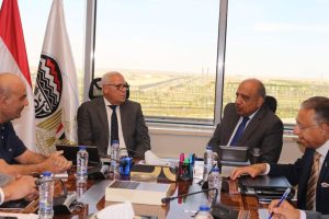 وزير قطاع الأعمال العام يتابع  مع محافظ بورسعيد استثمار الأصول المملوكة للشركات التابعة فى نطاق المحافظة والتوسع فى إنتاج الإطارات 45 - جريدة المساء