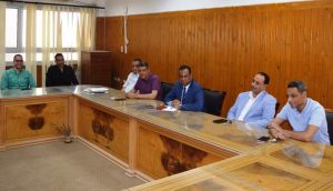 عميد حقوق قنا يلتقى رؤساء الكنترولات والهيئة المعاونة لبحث استعدادات امتحانات نهاية العام 33 - جريدة المساء