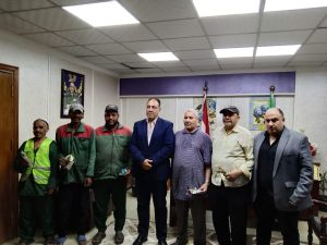 في عيد العمال.. رئيس حي جنوب الجيزة يكرم عمال نظافة وموظفين تقديرا لجهودهم 31 - جريدة المساء