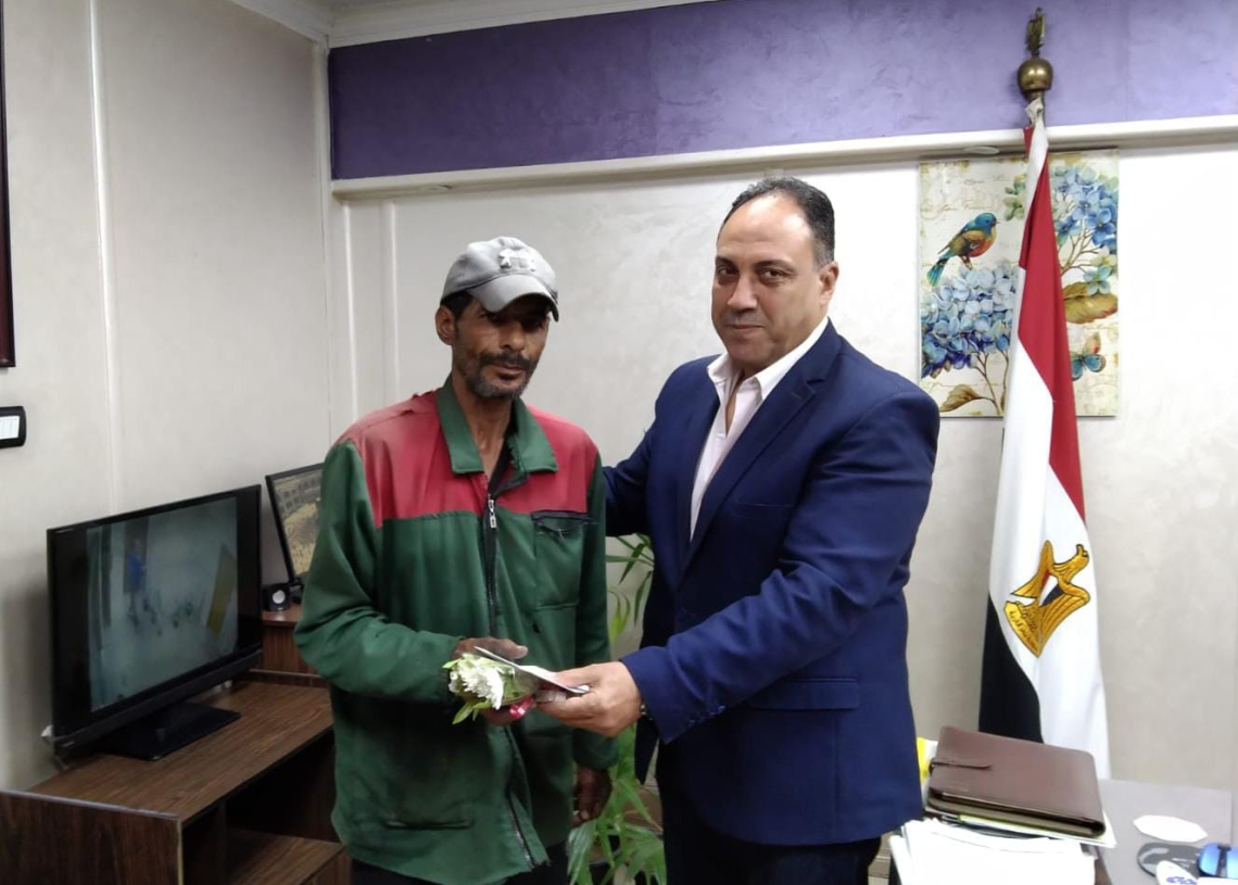 في عيد العمال.. رئيس حي جنوب الجيزة يكرم عمال نظافة وموظفين تقديرا لجهودهم 19 - جريدة المساء