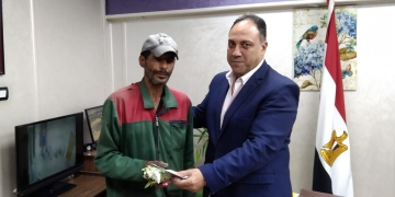 في عيد العمال.. رئيس حي جنوب الجيزة يكرم عمال نظافة وموظفين تقديرا لجهودهم 1 - جريدة المساء