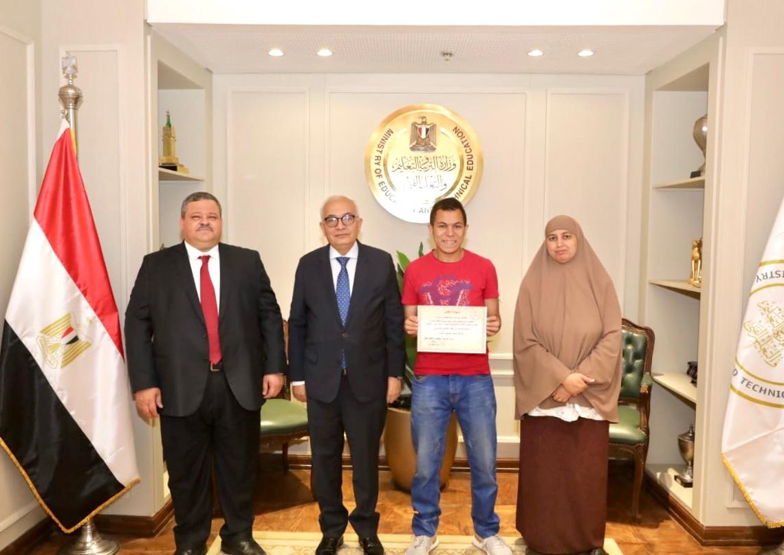 وزير التعليم يكرم طالبا ابتكر جهاز طهي بالطاقة الشمسية 20 - جريدة المساء وزير التعليم يكرم طالبا ابتكر جهاز طهي بالطاقة الشمسية 19 - جريدة المساء