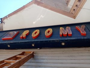 بعد الاستماع إلي شكاوي المواطنين: رئيس حي العمرانية يزيل 38 حالة إشغال لكافيهات ويرفع لوحات إعلانية مخالفة.. خلال حملة مكبرة بالشوارع الرئيسية(صور) 79 - جريدة المساء