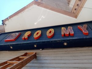 بعد الاستماع إلي شكاوي المواطنين: رئيس حي العمرانية يزيل 38 حالة إشغال لكافيهات ويرفع لوحات إعلانية مخالفة.. خلال حملة مكبرة بالشوارع الرئيسية(صور) 73 - جريدة المساء