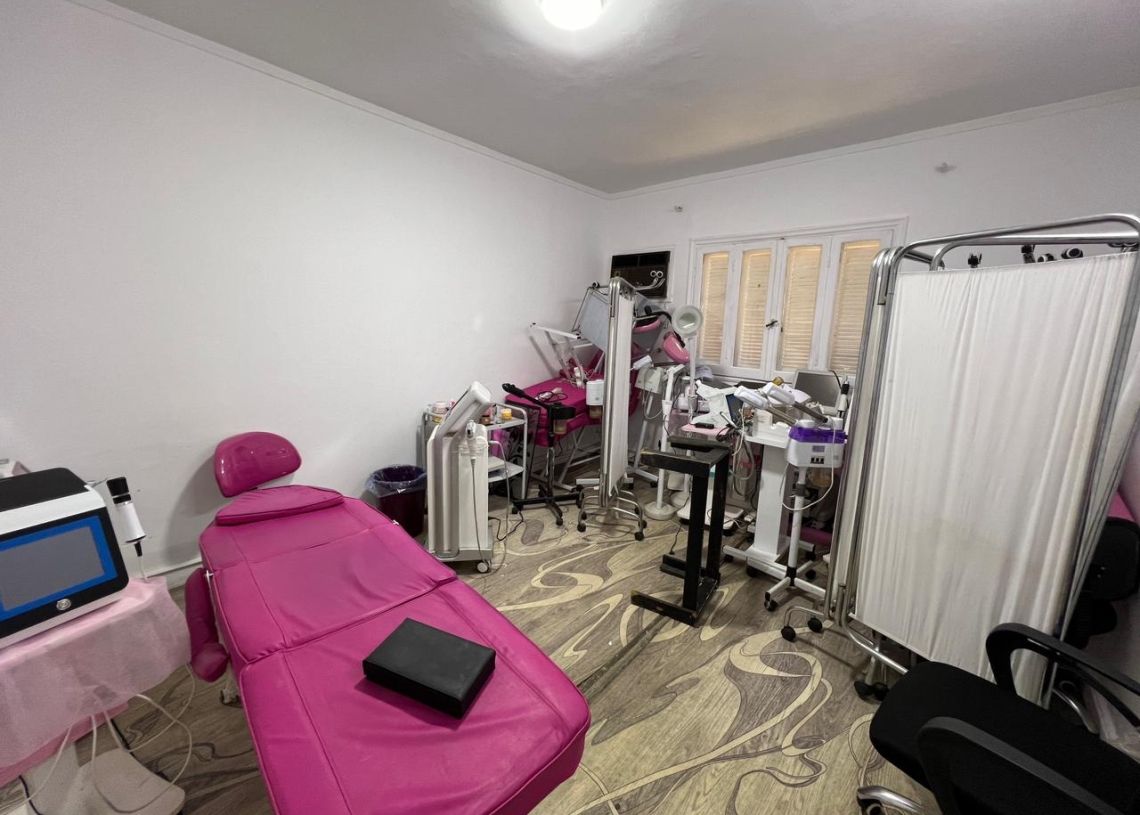 الصحة اغلاق "عيادة للتجميل" مخالفة يعمل بها منتحل صفة طبيب بمدينة نصر 18 - جريدة المساء