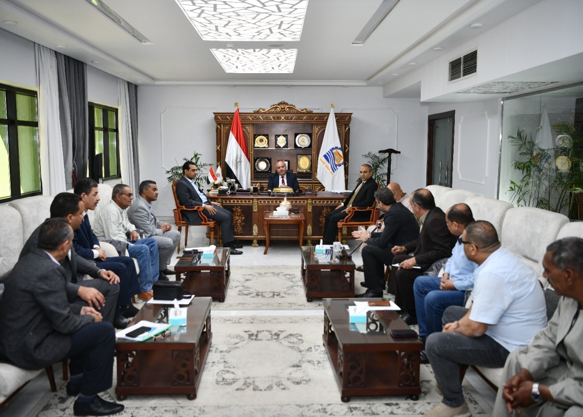 محافظ قنا يناقش فرص إنشاء مصنع سماد كيمياوي على مساحة 30 ألف متر مربع 17 - جريدة المساء