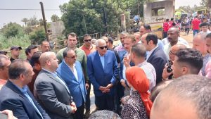محافظا الجيزة والمنوفية يتفقدان موقع حادث سقوط ميكروباص من علي متن معدية أبو غالب بمنشأة القناطر 27 - جريدة المساء