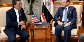 وزير التجارة والصناعة يبحث مع وزير الزراعة والسلع الماليزي فرص تعزيز التعاون التجاري والاستثماري بين البلدين 1 - جريدة المساء