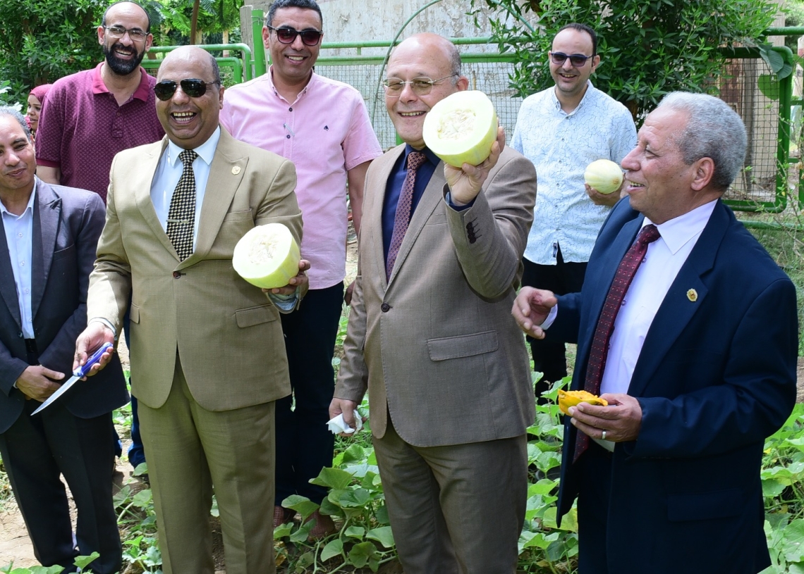 رئيس جامعة سوهاج يتفقد المزرعة النباتية البحثية بكلية العلوم 20 - جريدة المساء رئيس جامعة سوهاج يتفقد المزرعة النباتية البحثية بكلية العلوم 19 - جريدة المساء