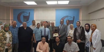 أطباء قسم طب وجراحة العيون بكلية طب جامعة سوهاج يكرمون الأب الروحى ومؤسس القسم الدكتور جمال عبداللطيف 1 - جريدة المساء