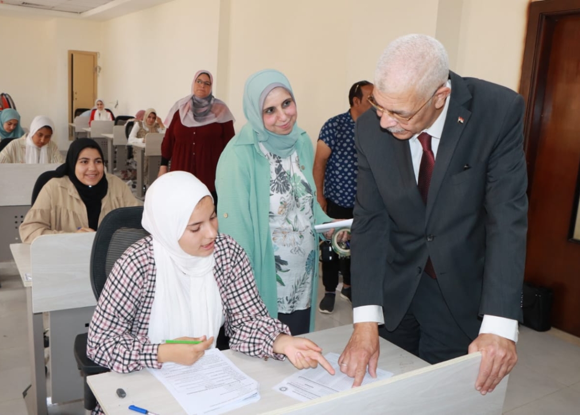 "القاصد" يتفقد لجان الامتحانات.. بجامعة المنوفية الأهلية 17 - جريدة المساء