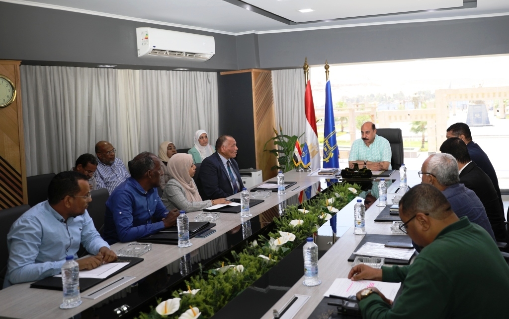 إجتماع تنسيقى لمحافظ أسوان لتشجيع وجذب المستثمرين والشباب من أبناء النوبة لسرعة تشغيل الـ 308 وحدة وورشة حرفية بالمنطقة الصناعية الحرفية بالجنينة والشباك بنصر النوبة 19 - جريدة المساء إجتماع تنسيقى لمحافظ أسوان لتشجيع وجذب المستثمرين والشباب من أبناء النوبة لسرعة تشغيل الـ 308 وحدة وورشة حرفية بالمنطقة الصناعية الحرفية بالجنينة والشباك بنصر النوبة 18 - جريدة المساء