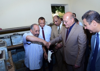رئيس جامعة سوهاج يتفقد بيت الحيوان بكلية العلوم المستخدمة فى تجارب البحث العلمى 31 - جريدة المساء