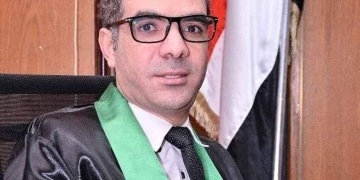 رئيس جامعة سوهاج يهنئ الدكتور محمد هندي لحصوله على جائزة الدولة التشجيعية فى مجال الدراسات الأدبية واللغوية 1 - جريدة المساء