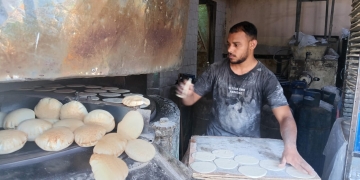 تشديد الرقابة على الأسواق والمخابز البلدية والسياحية للإطمئنان على جودة السلع الغذائية والإستهلاكية، والتأكد من أوزان رغيف الخبز السياحى والفينو في اسوان 1 - جريدة المساء