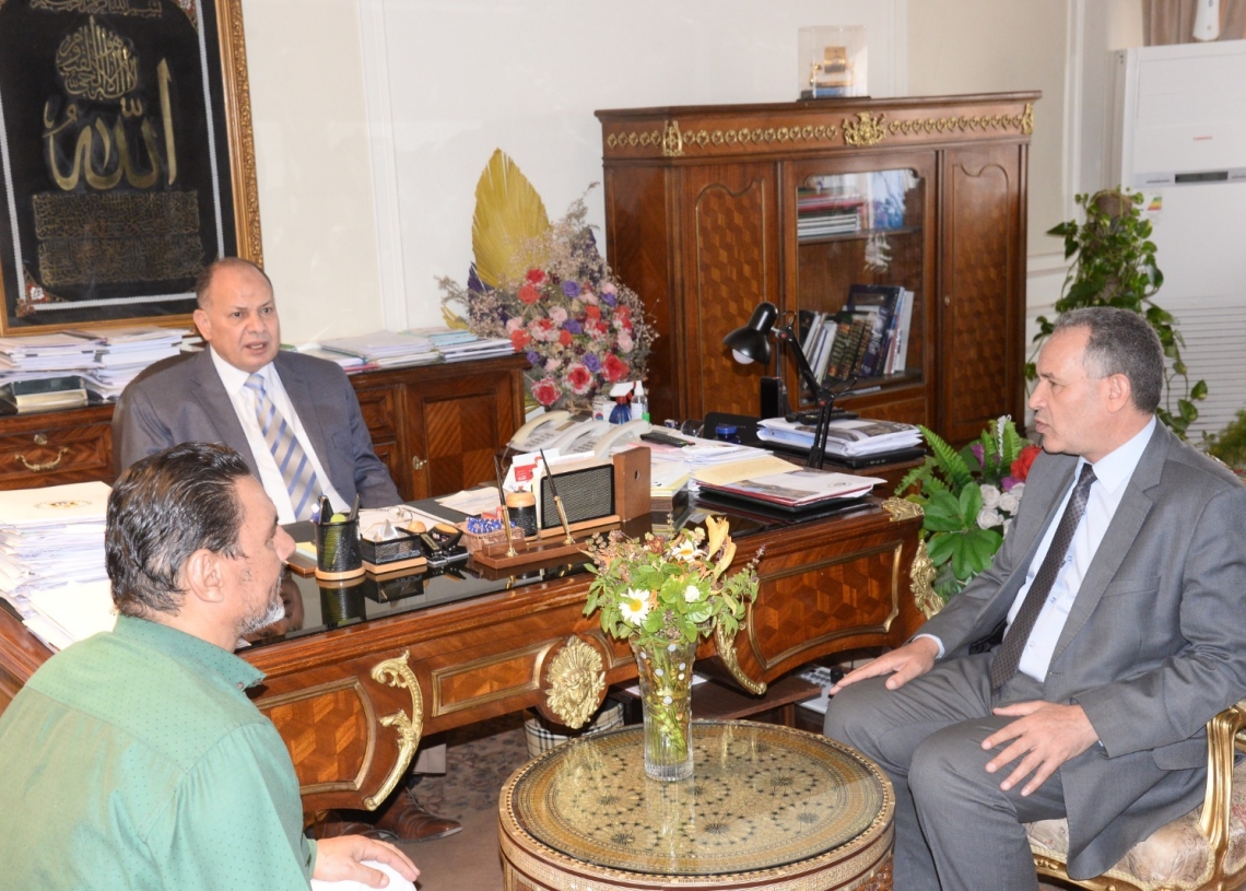 محافظ أسيوط يلتقي "محمد ابراهيم دسوقي" مدير مديرية التربية والتعليم الجديد ويطالبه بتكثيف الجهود 18 - جريدة المساء