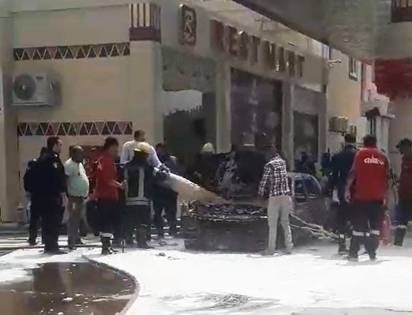 محافظ أسوان يتابع جهود إحتواء حريق بسيارة داخل إحدى محطات الوقود دون وقوع إصابات أو خسائر فى الأرواح 20 - جريدة المساء محافظ أسوان يتابع جهود إحتواء حريق بسيارة داخل إحدى محطات الوقود دون وقوع إصابات أو خسائر فى الأرواح 19 - جريدة المساء