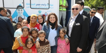 محافظ بني سويف وزيرة الهجرة يتفقدان فعاليات القافلة الطبية  بعزبة على حمودة شرق النيل بمركز ناصر 1 - جريدة المساء