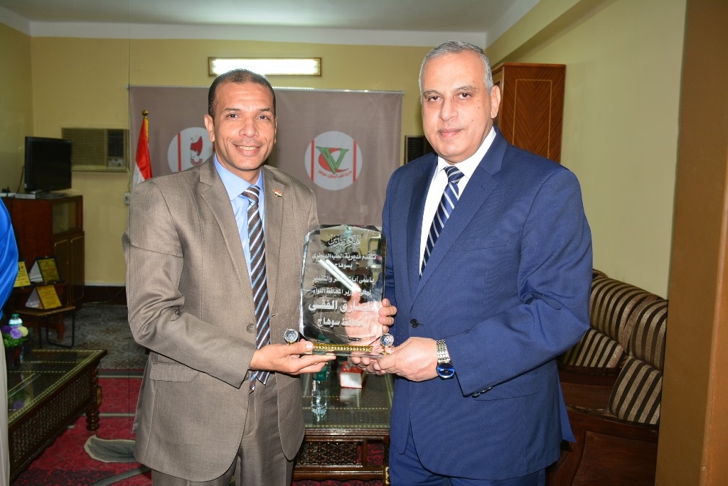 محافظ سوهاج يتفقد سير العمل بمديرية الطب البيطري 19 - جريدة المساء