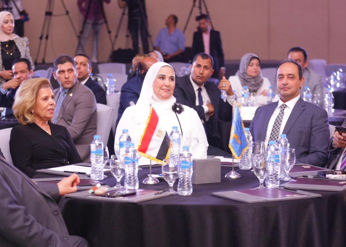 "القباج": تراجع مشاهد التعاطي إلي 0.4% فى الأعمال الدرامية بعدما كانت 4% عام 2017
18 - جريدة المساء وزيرة التضامن و عمرو عثمان