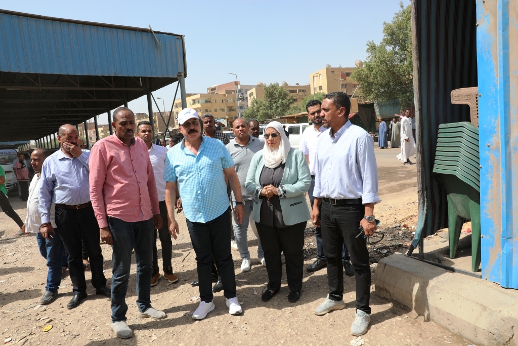 محافظ أسوان : الضرب بيد من حديد للقضاء على العشوائية والتعديات على حرم الطريق بمنطقة السيل . 20 - جريدة المساء محافظ أسوان : الضرب بيد من حديد للقضاء على العشوائية والتعديات على حرم الطريق بمنطقة السيل . 19 - جريدة المساء