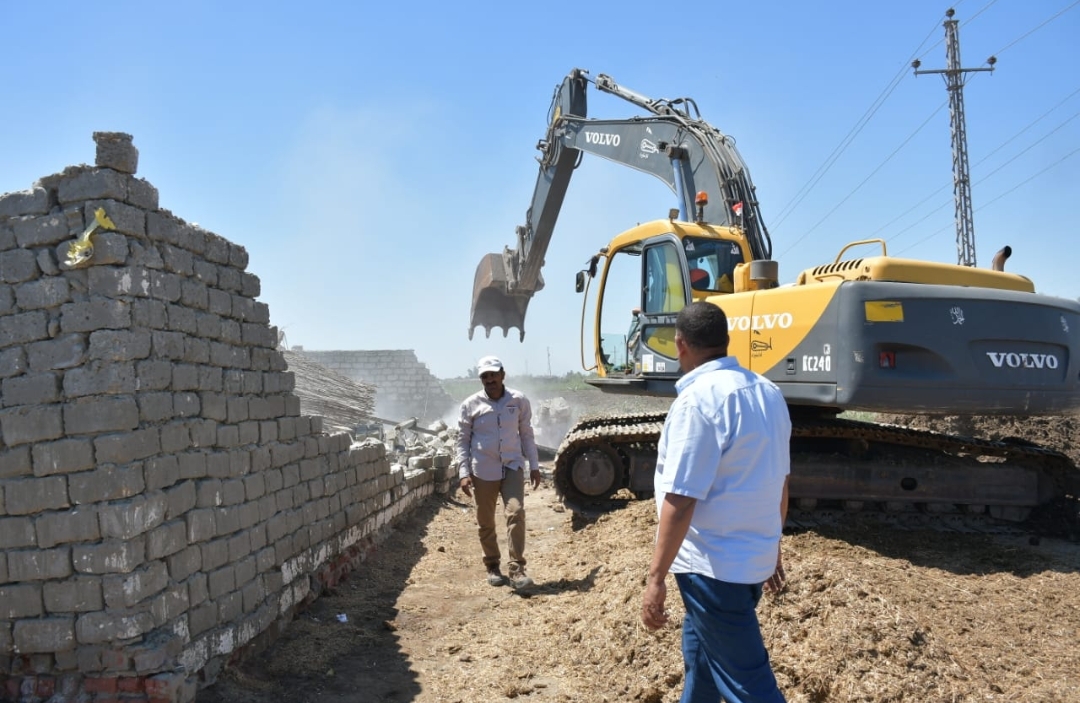 استمرار أعمال إزالة التعديات على شريط المعاهدة للمجرى الملاحي للقناة ببورسعيد 19 - جريدة المساء