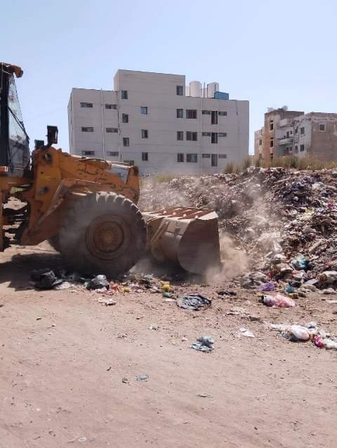 محافظ الشرقية يستجيب لشكاوى أهالي عزبة التل بالحسينية ويأمر بشن حملة مكبره لرفع اكوام القمامة 19 - جريدة المساء