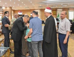 احتفالاً بعيد الأضحى المبارك.. محافظ الشرقية يستقبل المهنئين بمكتبة بالديوان العام 20 - جريدة المساء