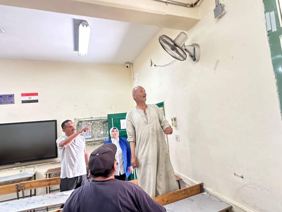 بالصور - مدير تعليم الجيزة يطمئن علي سلامة المراوح والنظافة داخل لجان الثانوية العامة.. استعدادا لاستئناف الامتحانات غدا 19 - جريدة المساء