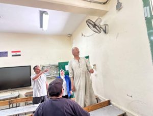 بالصور - مدير تعليم الجيزة يطمئن علي سلامة المراوح والنظافة داخل لجان الثانوية العامة.. استعدادا لاستئناف الامتحانات غدا 43 - جريدة المساء