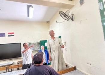 بالصور - مدير تعليم الجيزة يطمئن علي سلامة المراوح والنظافة داخل لجان الثانوية العامة.. استعدادا لاستئناف الامتحانات غدا 17 - جريدة المساء