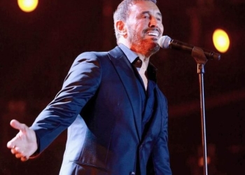 "بنحبك يا كاظم..الدباديب..الأحضان.. اتجوزك".. ١٥ لقطة من حفل كاظم الساهر في القاهرة الجديدة  25 - جريدة المساء