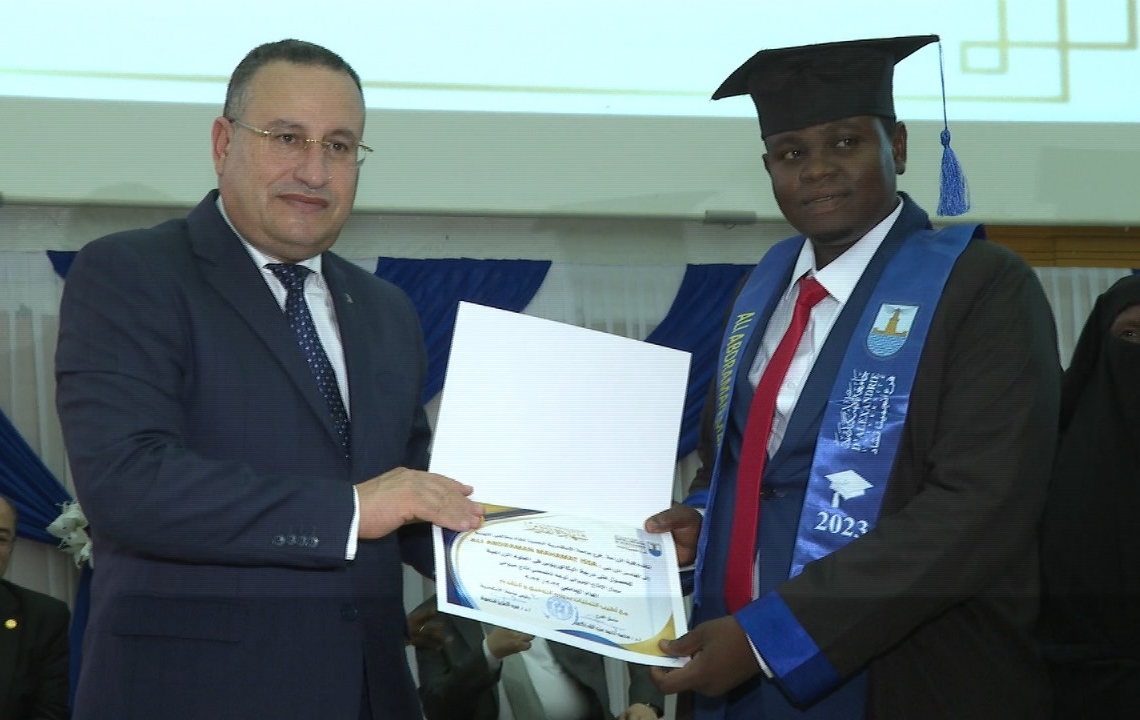 رئيس جامعة الإسكندرية يشهد حفل تخرج الدفعة الثالثة لطلاب فرع الجامعة بانجامينا- تشاد 18 - جريدة المساء