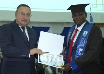 رئيس جامعة الإسكندرية يشهد حفل تخرج الدفعة الثالثة لطلاب فرع الجامعة بانجامينا- تشاد 24 - جريدة المساء