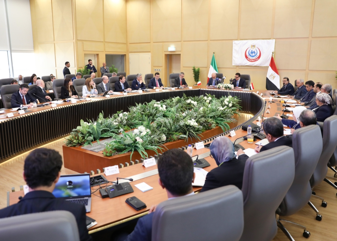 في إطار التوجيهات الرئاسية لزيادة الاستثمارات وتوطين الصناعات الطبية.وزيرا الصحة المصري والإيطالي يترأسان مائدة مستديرة بعنوان "التعاون في مجال الرعاية الصحية 17 - جريدة المساء