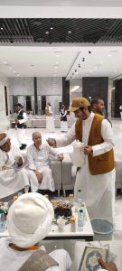 إستقبال الحجاج المصريين بالتمر والشيكولاتة لدى وصولهم الأراضي المقدسة 19 - جريدة المساء