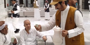 إستقبال الحجاج المصريين بالتمر والشيكولاتة لدى وصولهم الأراضي المقدسة 1 - جريدة المساء