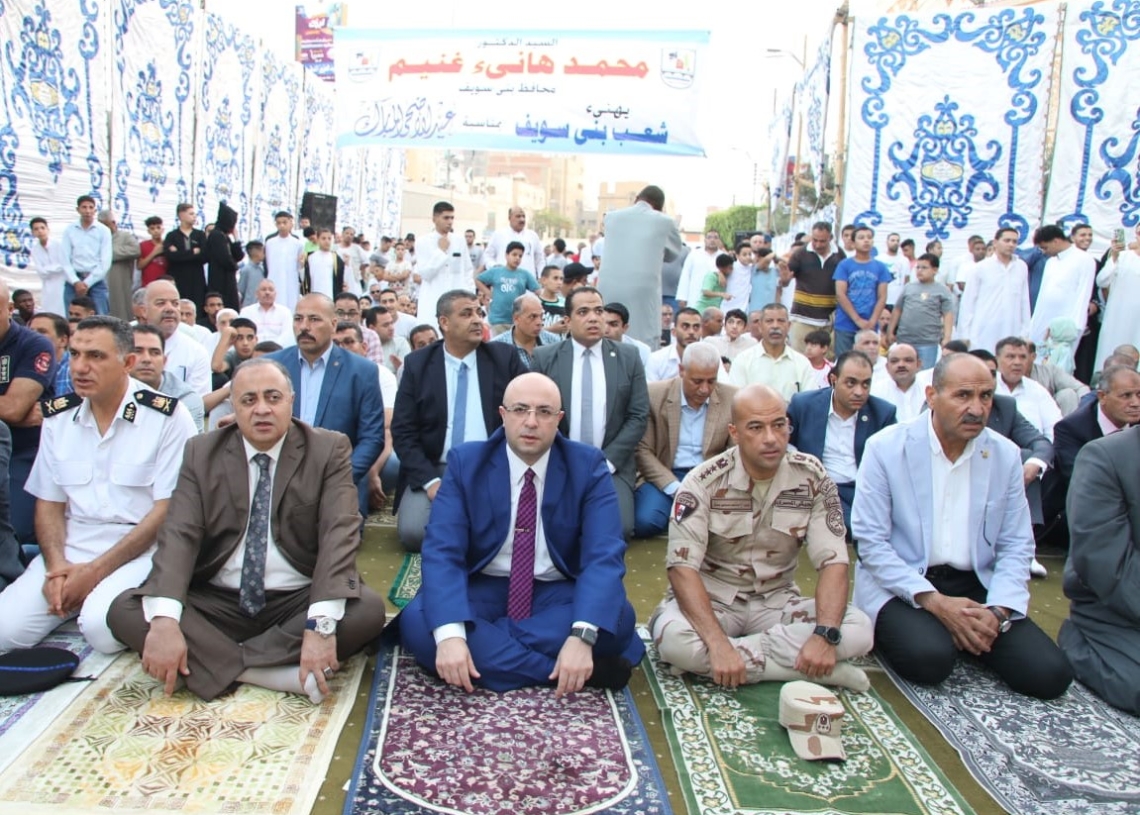 محافظ بني سويف يؤدى شعائر صلاة عيد الأضحى المبارك بساحة مسجد عمر بن عبدالعزيز...ويُهنئ أهالي وقيادات المحافظة بالعيد 19 - جريدة المساء