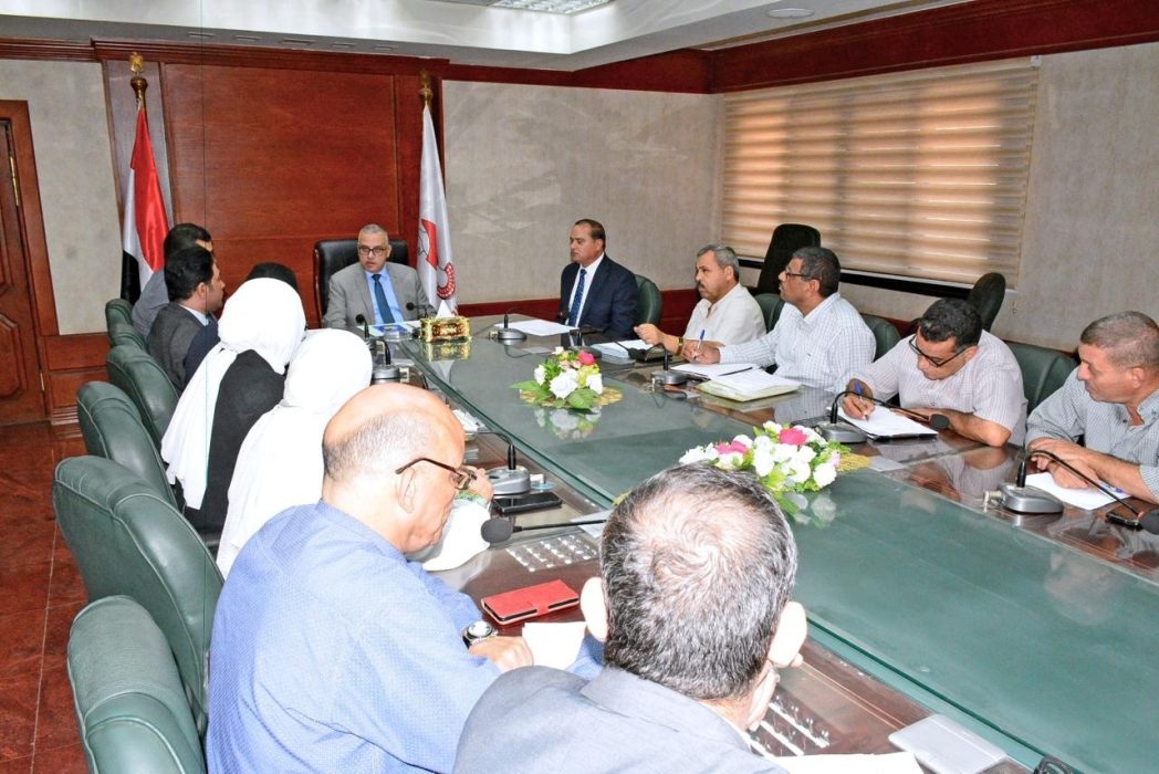 محافظ سوهاج يعقد اجتماعًا مع لجنة الاستثمار لبحث موقف طرح الفرص الاستثمارية 18 - جريدة المساء