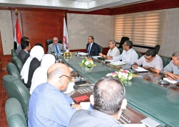 محافظ سوهاج يعقد اجتماعًا مع لجنة الاستثمار لبحث موقف طرح الفرص الاستثمارية 22 - جريدة المساء