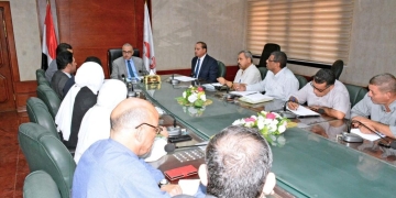 محافظ سوهاج يعقد اجتماعًا مع لجنة الاستثمار لبحث موقف طرح الفرص الاستثمارية 1 - جريدة المساء