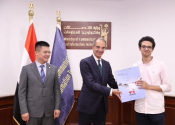 وزير الاتصالات وتكنولوجيا المعلومات يكرم الشباب الفائزين فى مسابقة هواوى العالمية لتكنولوجيا المعلومات والاتصالات 20 - جريدة المساء