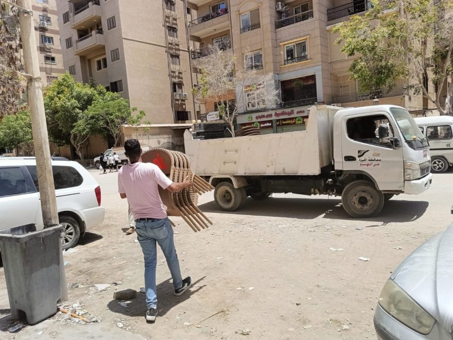 استجابة لشكاوي المواطنين.. محافظة الجيزة تشن حملات لرفع المخلفات بالوراق وامبابة.. وغلق محال مخالفة بالطوابق وحدائق الأهرام.. وإزالة تعديات بالبدرشين 18 - جريدة المساء